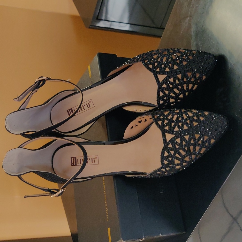 Ladies Shimmering Black 2.5" Heels With Pearl Accent  Size 7